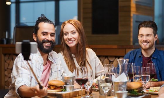 I sardi? Un popolo di app-assionati: il 32 per cento prenota al ristorante via app