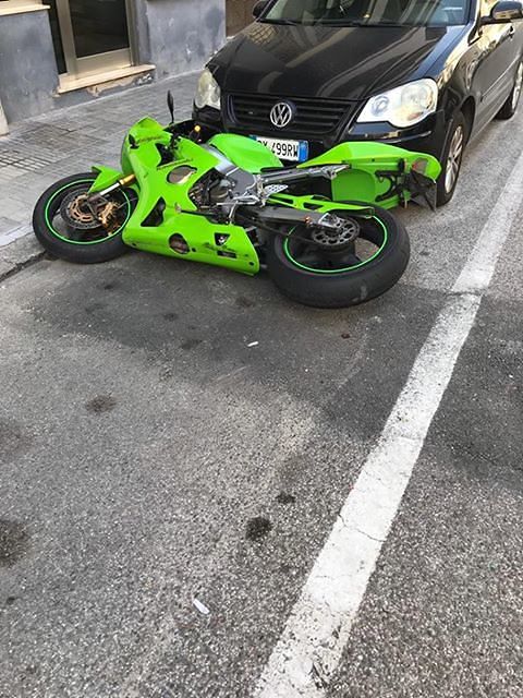 Via Boito, chi ha scaraventato per terra la Kawasaki Ninja? “Caccia alla Toyota grigia”, l’sos di Manuel