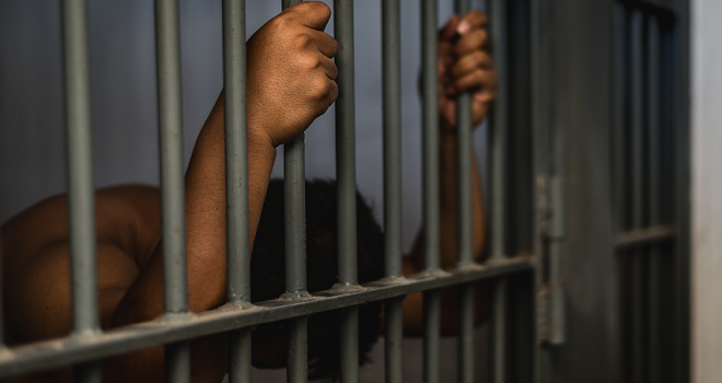 Uta, giovane detenuto tenta di impiccarsi in cella: salvato da un poliziotto