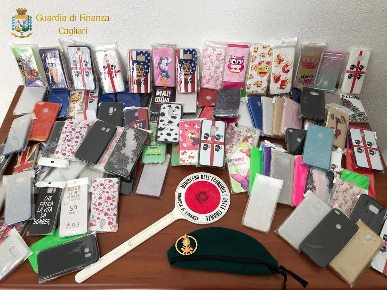 Muravera, Finanza in azione contro i venditori stranieri irregolari: sequestrati 336 prodotti