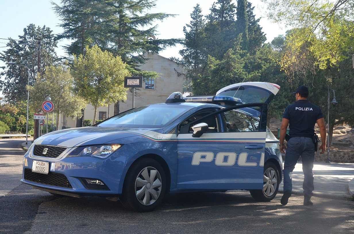 Nuoro, dimentica la borsa con lo stipendio sul bus: ritrovata dalla polizia