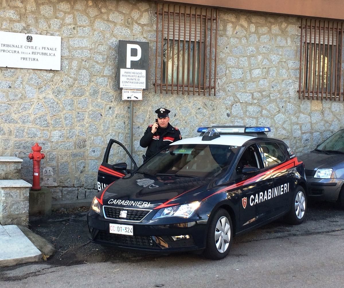 Arzana: picchia la moglie davanti ai figli minorenni, all’arrivo dei carabinieri cerca di investirli