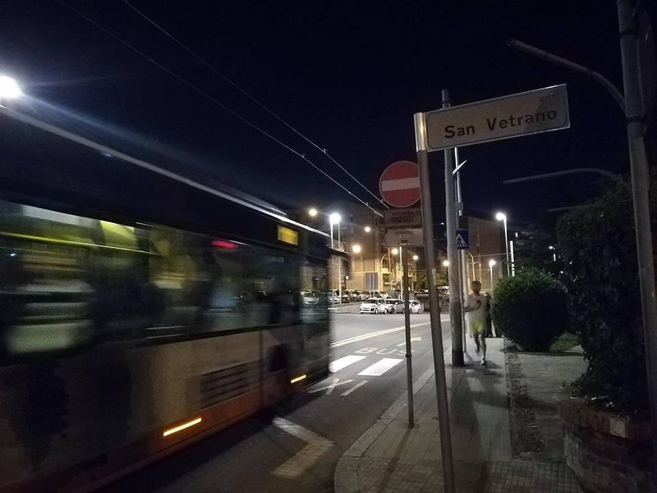 Cagliari, giochi pericolosi sulle strisce: ragazzini bloccano bus e cercano di forzare le portine