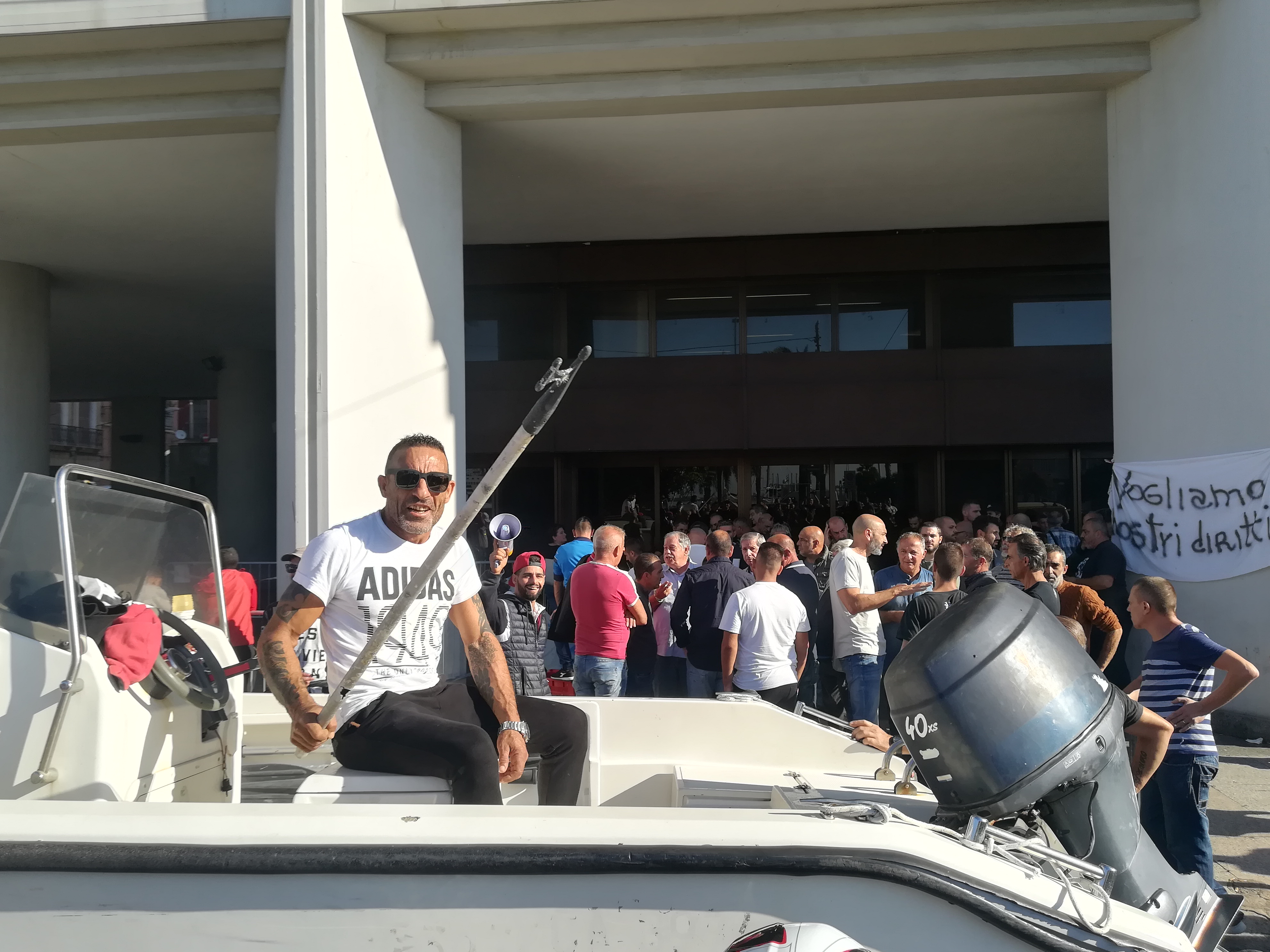 Cagliari, i pescatori di Santa Gilla bloccano via Roma: “Abbiamo fame, dateci i soldi”