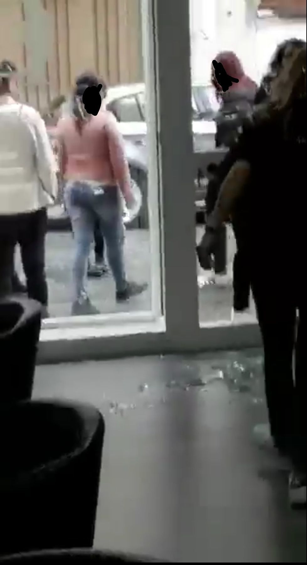 Quartu, parrucchiera aggredita dai “concorrenti” cinesi. Il racconto choc: “Mi hanno scaraventata su una vetrata”