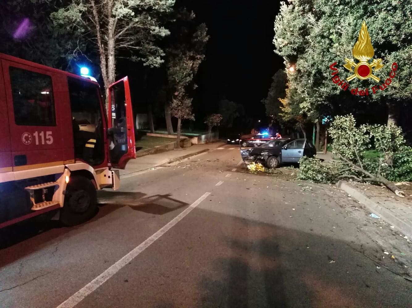 Auto si schianta contro un albero a Serdiana: perde la vita una ragazza di 21 anni