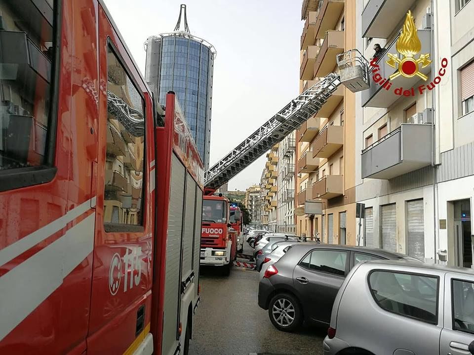 Paura a Cagliari, pentolino lasciato sul fornello a gas acceso: appartamento in fiamme