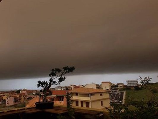 Maltempo nel cagliaritano: una nube nera copre Sinnai