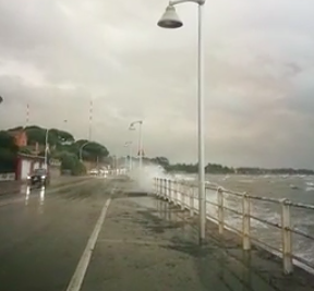 Spettacolare mareggiata a Quartu, al Margine Rosso le onde invadono la strada