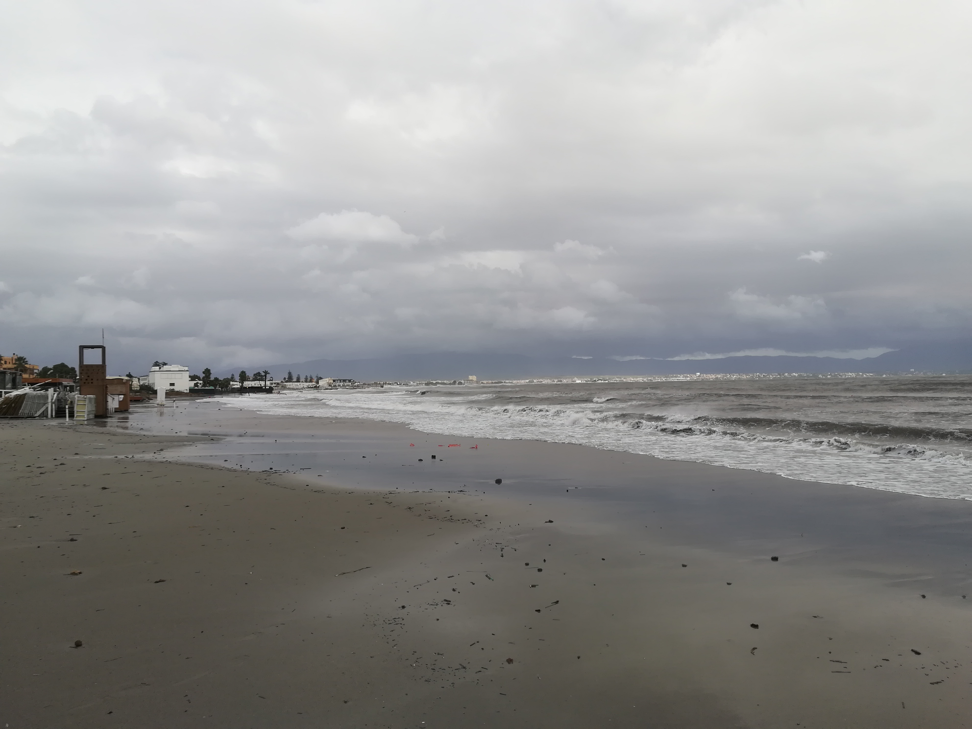 Bufera di vento e mare in tempesta a Cagliari, al Poetto acqua sino ai chioschi