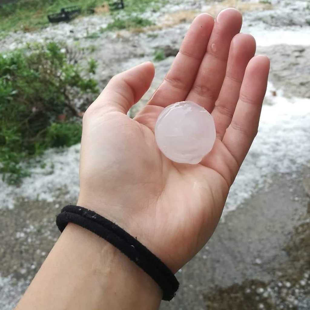 Il maltempo flagella il Campidano: maxi grandinata a Villamar, danni alle auto
