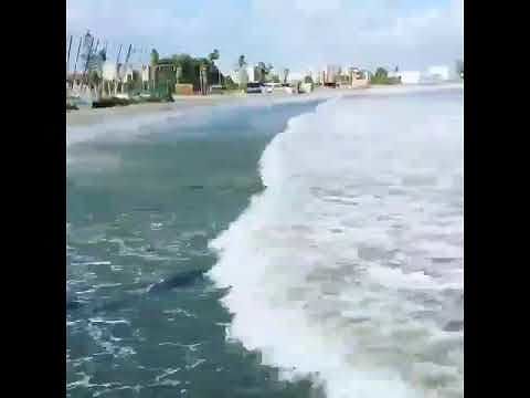 Maxi mareggiata al Poetto, l’ondata travolge anche Marina Piccola