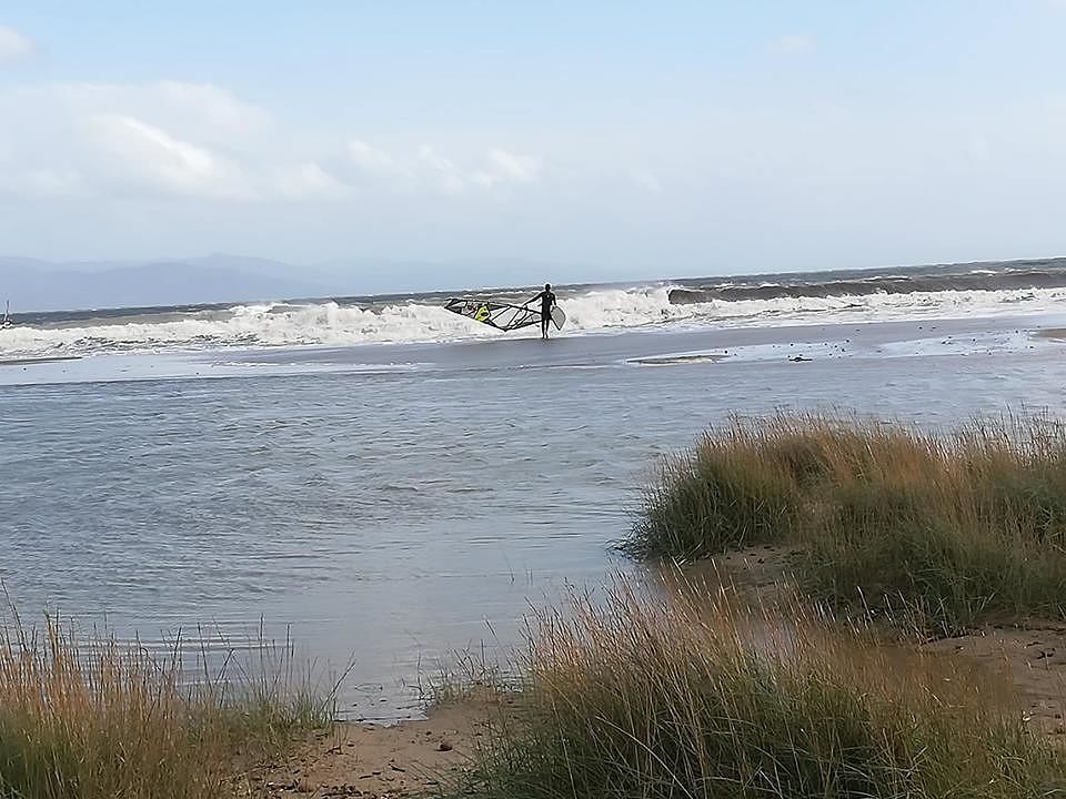Al Poetto gli amanti del windsurf sfidano burrasca e maxi onde: evoluzioni nel mare in tempesta