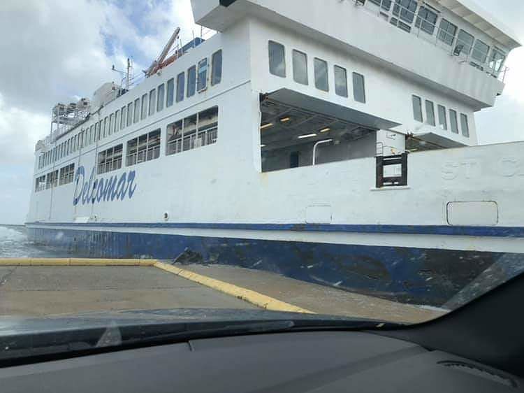 Vento record a Carloforte, un traghetto in partenza si schianta su una banchina