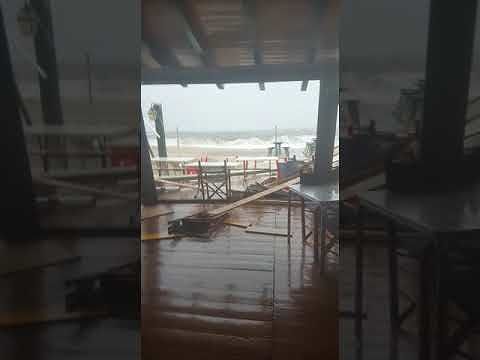 Disastro a Torregrande, chiosco distrutto dalla mareggiata. Lacrime e rabbia: “Siamo a terra”