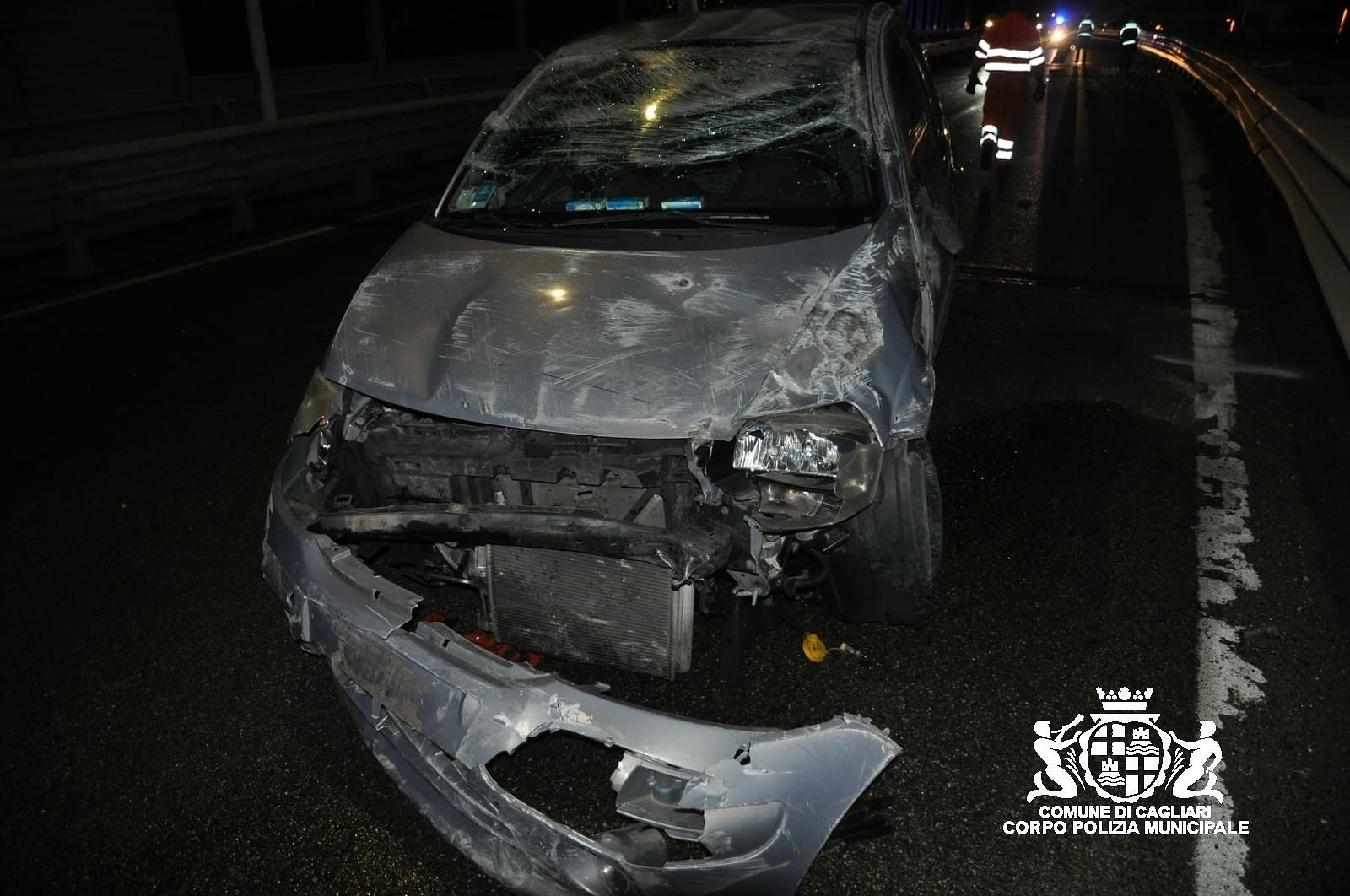 Colpisce il guardrail e si ribalta sull’asse mediano, poi abbandona l’auto e scappa