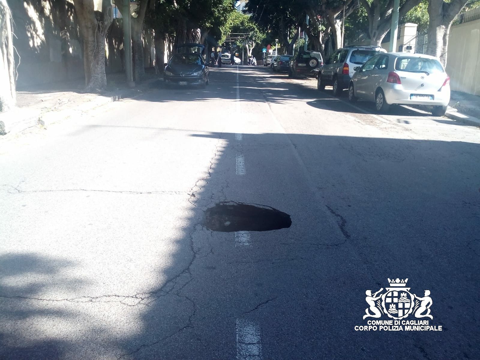 Cagliari città delle voragini: si apre una nuova maxi buca, chiuso viale Merello