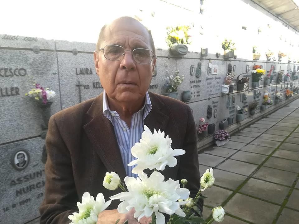 Cagliari, sacrilegio al cimitero: “Hanno rubato i portafiori in bronzo dalla tomba dei miei genitori”