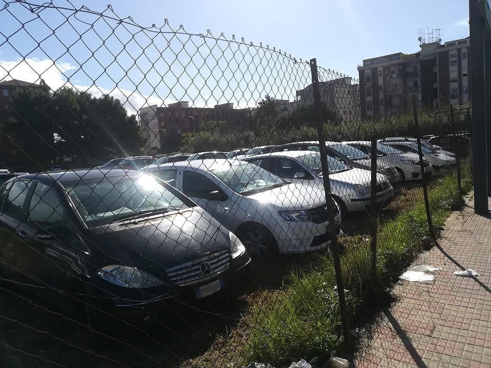 Cagliari, il grande business dei parcheggiatori irregolari a San Michele: “2 euro e auto al sicuro”