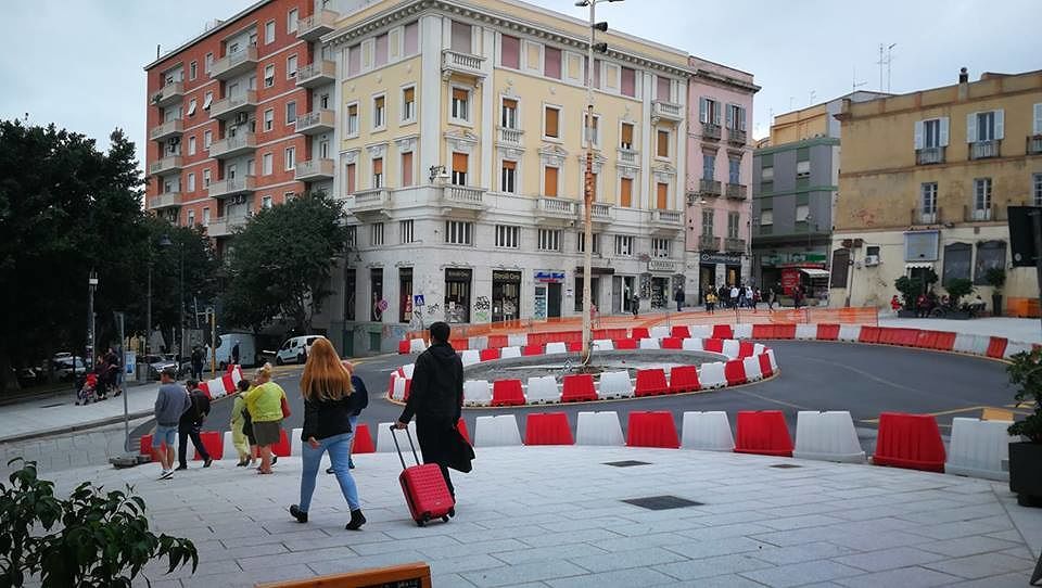 Cagliari, turisti a spasso tra le transenne davanti al Bastione: “Hanno detto che sono bellissime”