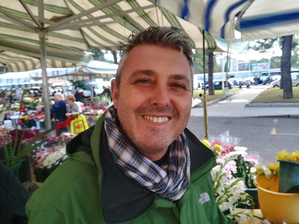 Cagliari, la crisi dei fiorai del cimitero: “I clienti vogliono barattare anche 10 euro”