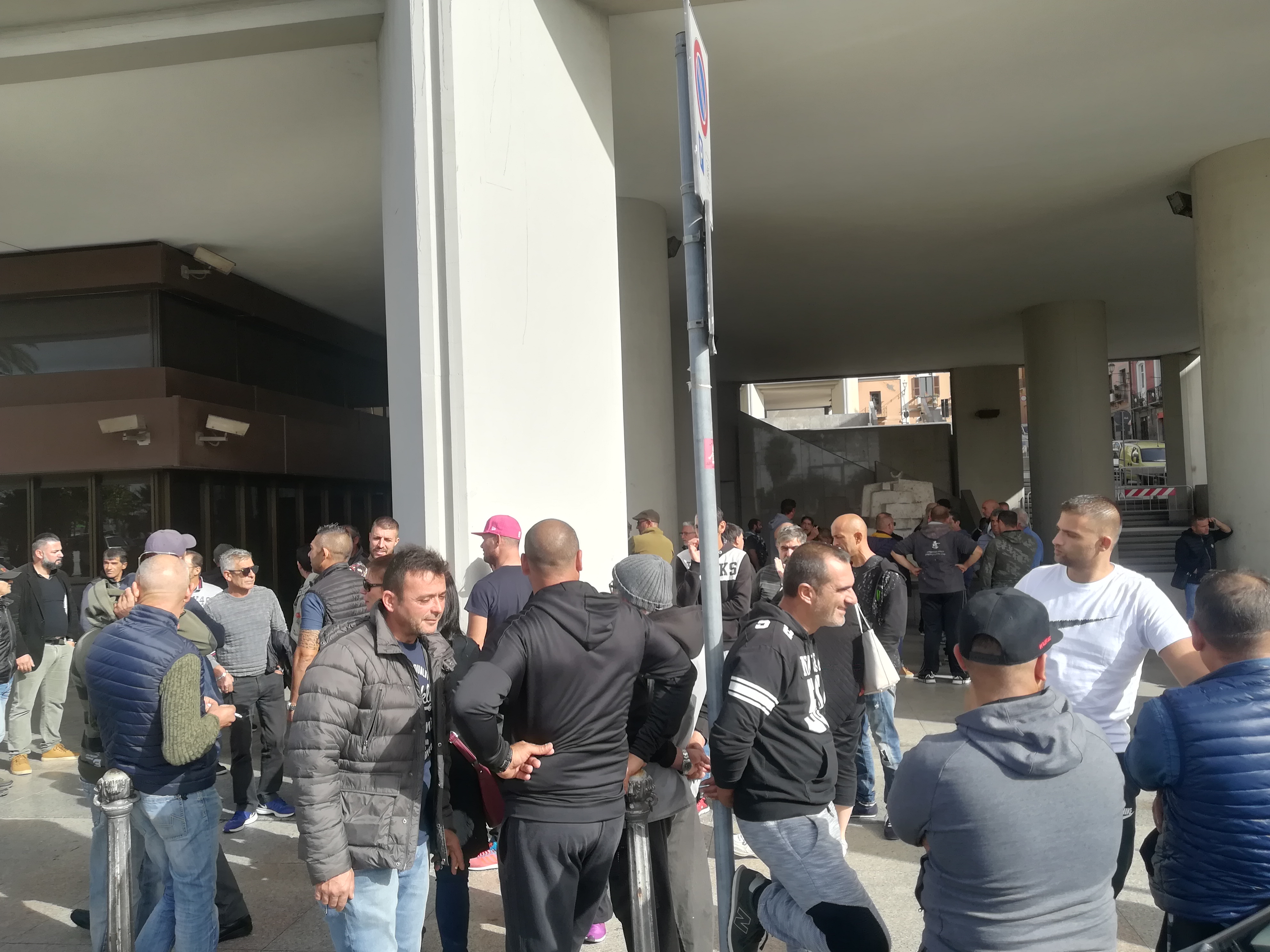 Cagliari, pescatori di Santa Gilla appesi a un filo: “I soldi o ci accampiamo in via Roma”