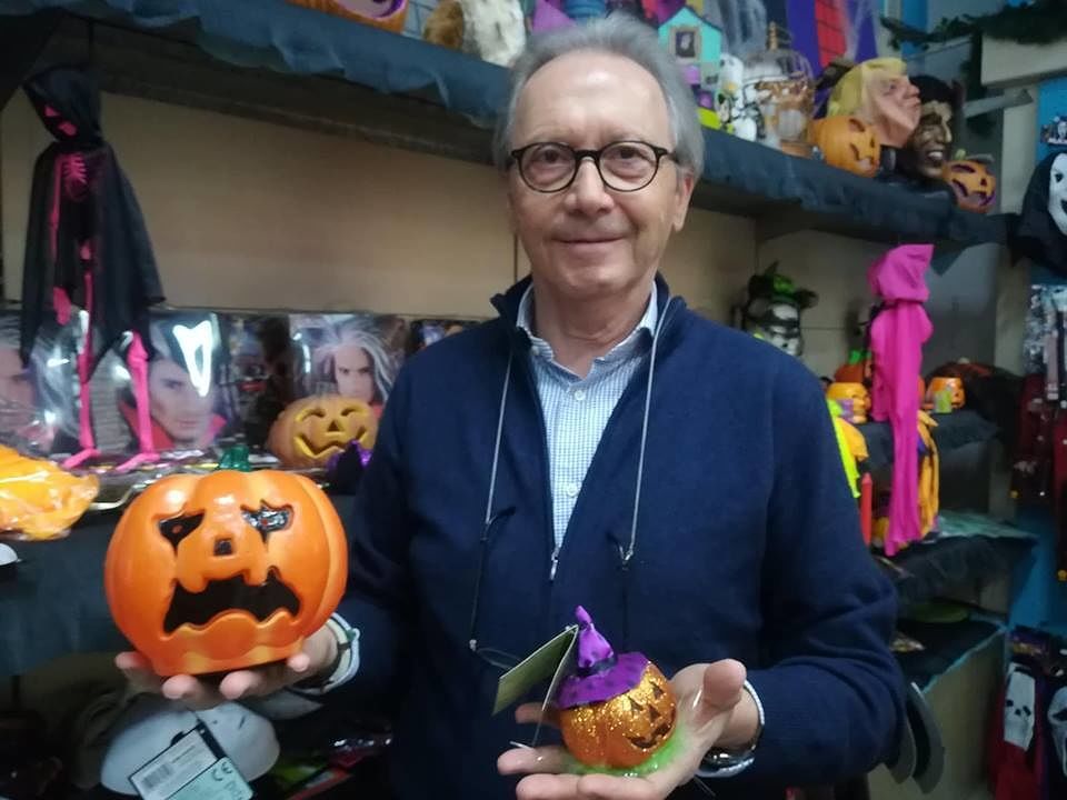 Halloween a Cagliari è come Carnevale: “Tutte le bambine vogliono vestirsi da streghe”