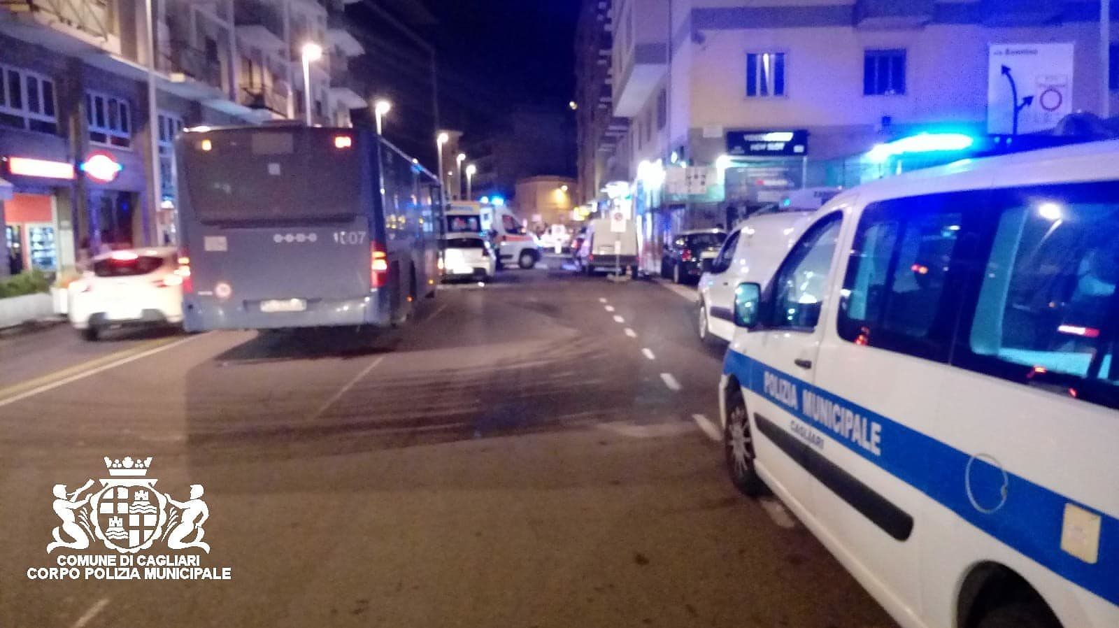 Cagliari, brutto incidente in via Bacaredda: bus contro auto, una donna all’ospedale