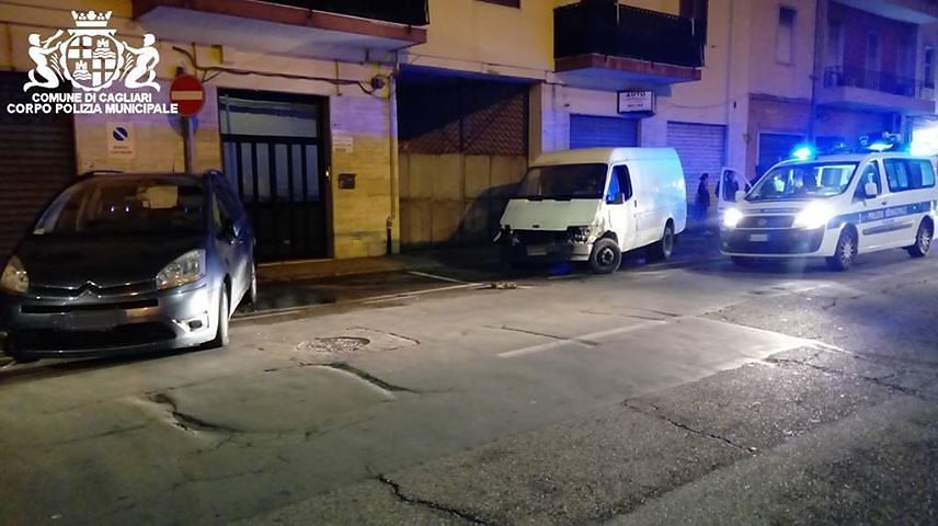 Carambola nella notte in viale Monastir: autocarro si schianta contro due auto in sosta, marocchino rifiuta l’alcoltest