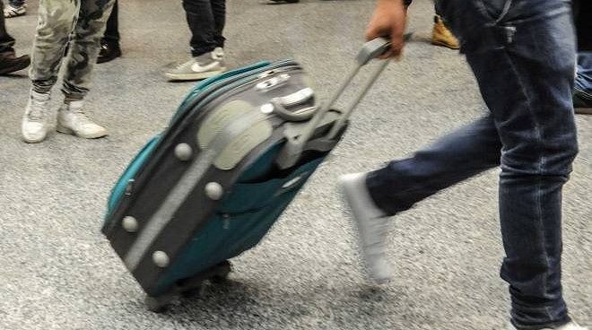 Ryanair e Wizz: bagaglio a mano a pagamento, sospesa la nuova policy