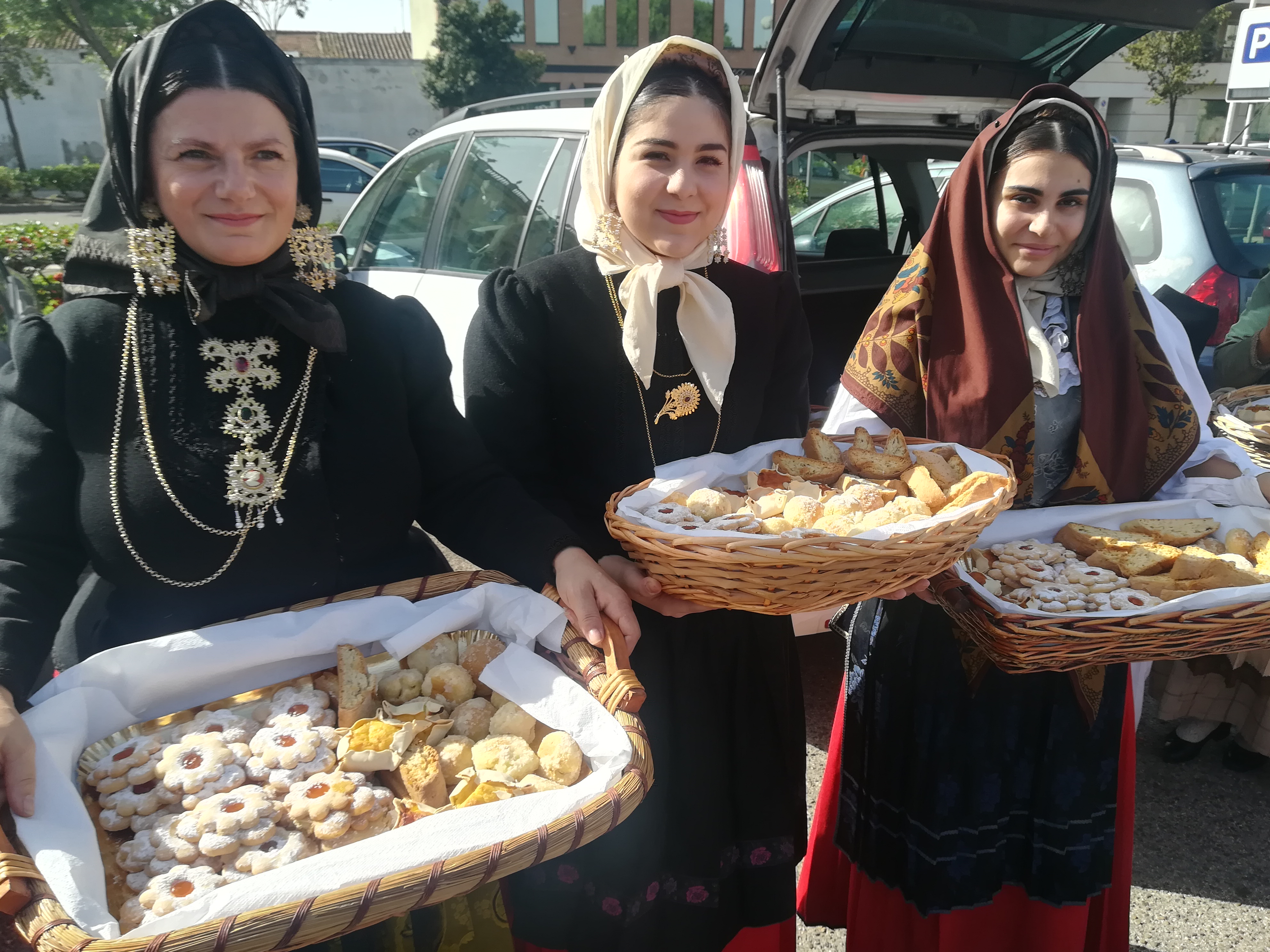 A Cagliari maxi sfilata di tradizione e gusto, folla per l’apertura di InvitaS