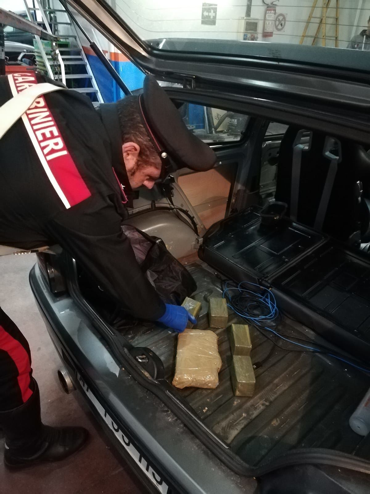 Sorpreso in auto sulla Ss 131 con 3 kg di droga: sassarese in manette