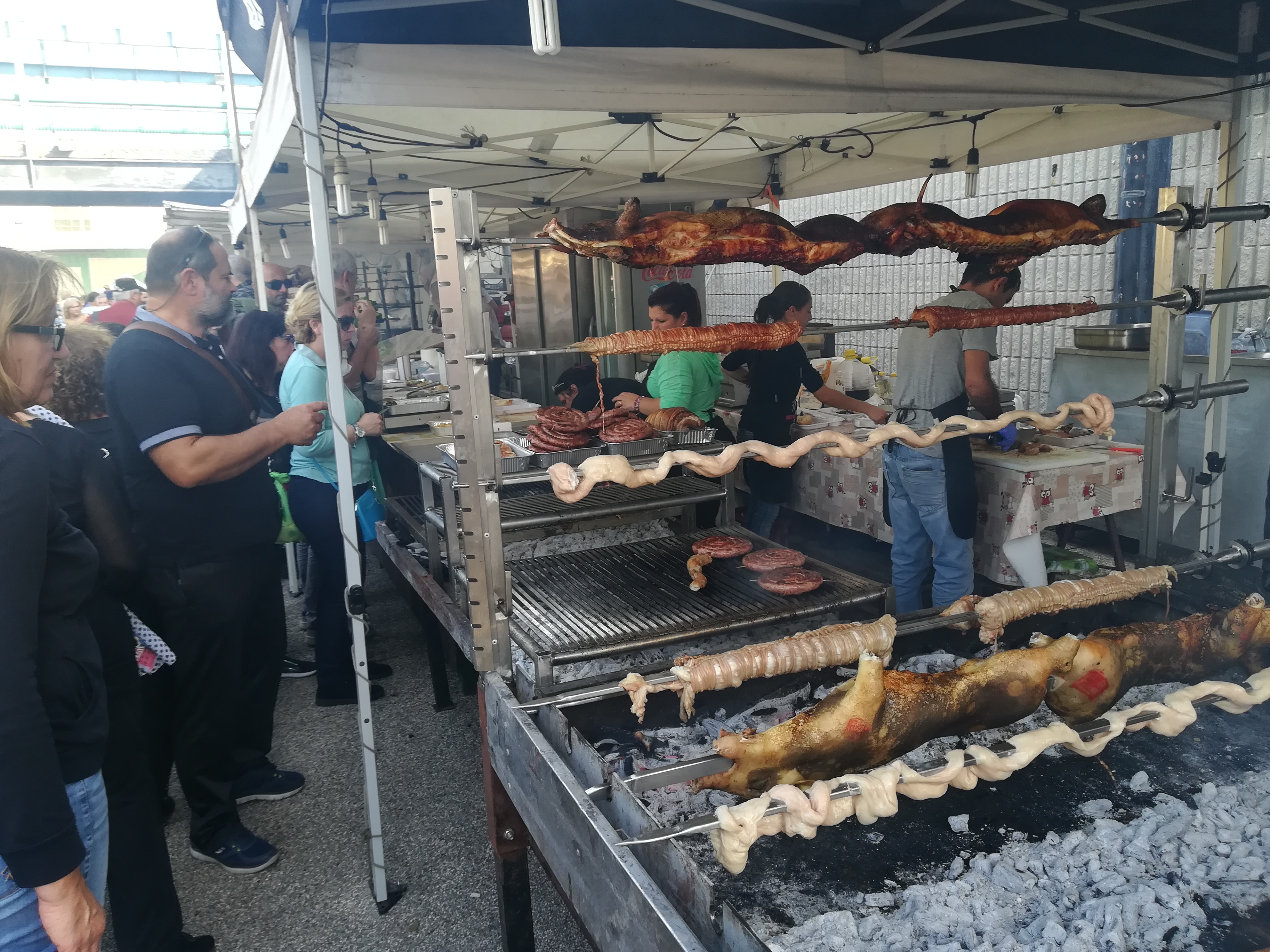 InvitaS boom a Cagliari, in migliaia alla Fiera all’assalto di pesce fritto e porchetto