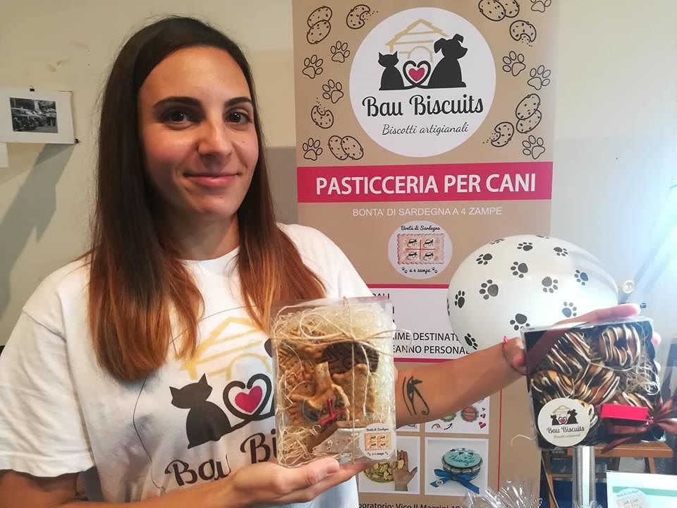 Biscotti e dolci per cani a ruba a Cagliari: “I padroni acquistano e pagano la nostra creatività”