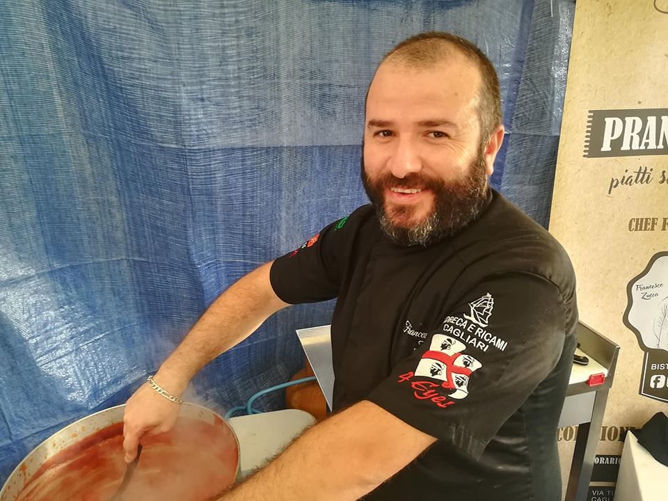 “Sulle tavole dei sardi non può mancare il sugo alla campidanese. Ragazzi, non seguite i reality cooking”