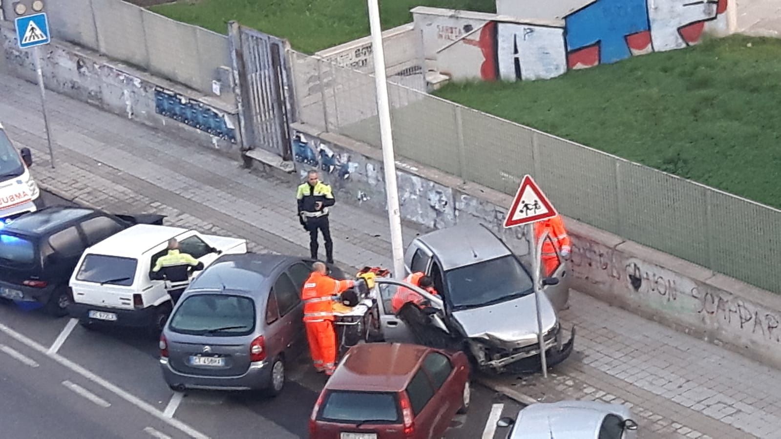 Malore fatale in via dei Donoratico, si schianta contro quattro auto in sosta