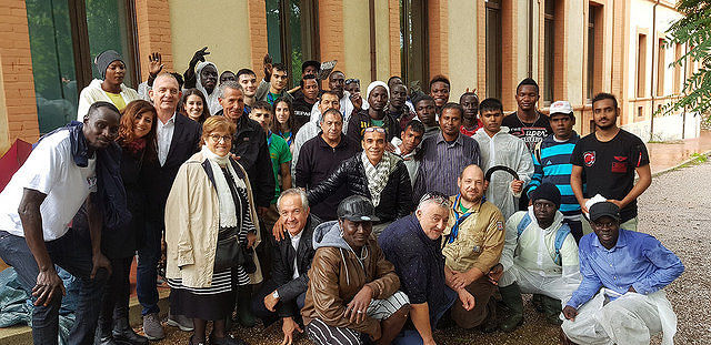 Cagliari, 25 giovani richiedenti asilo ripuliscono la Cittadella della Salute: “Ecco la vera integrazione”