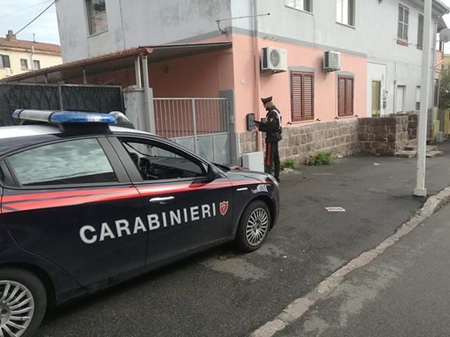 Carbonia, picchia l’ex compagna e tenta di bruciarle sia l’auto che la casa: arrestato dai carabinieri