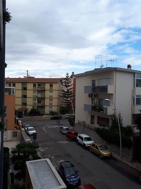 Il postino bussa zero volte nel quartiere Bonaria: “Da un mese siamo senza corrispondenza”, l’sos degli abitanti