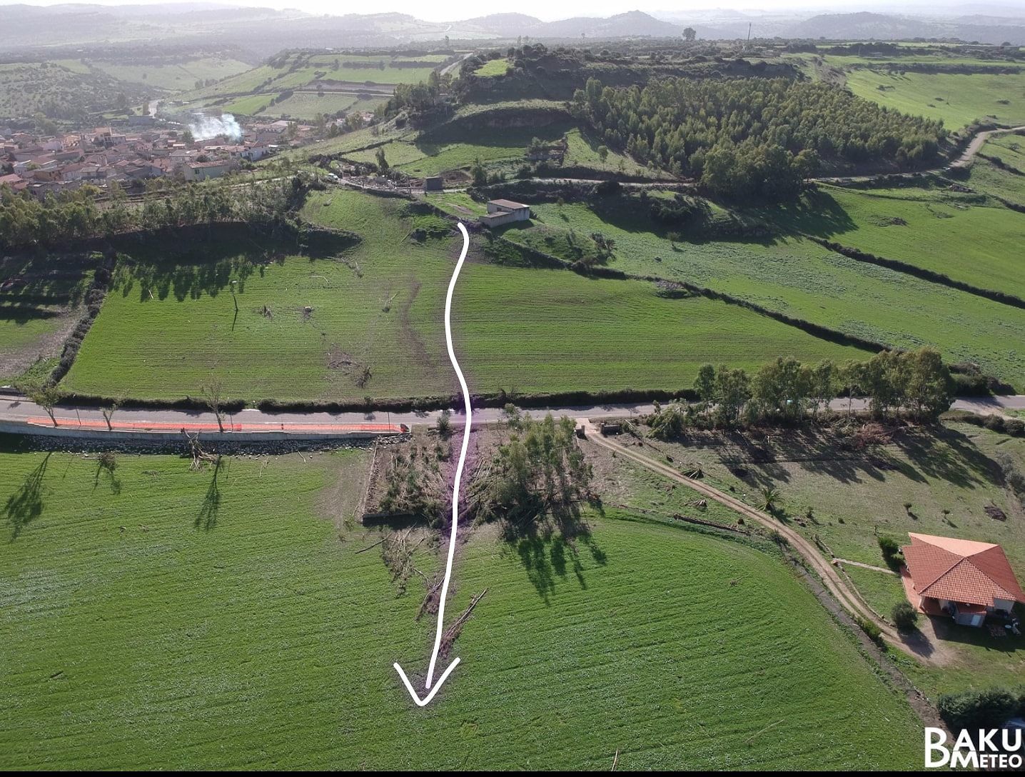 Sardegna, l’impressionante percorso del “tornado” a 200 km all’ora che ha sfiorato il centro di Asuni (VIDEO)