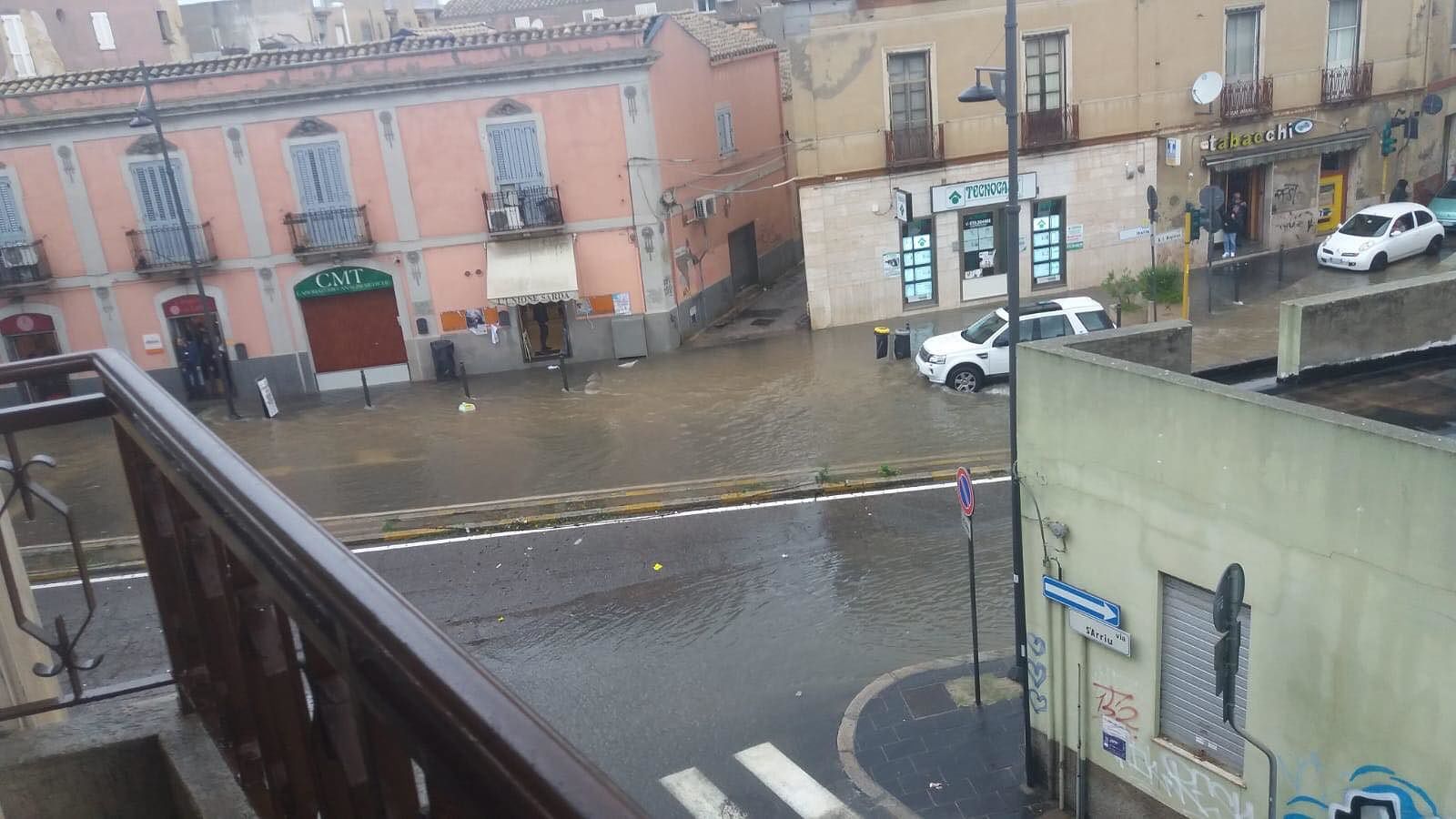 Il maltempo non dà tregua, un fiume d’acqua in via Italia a Pirri