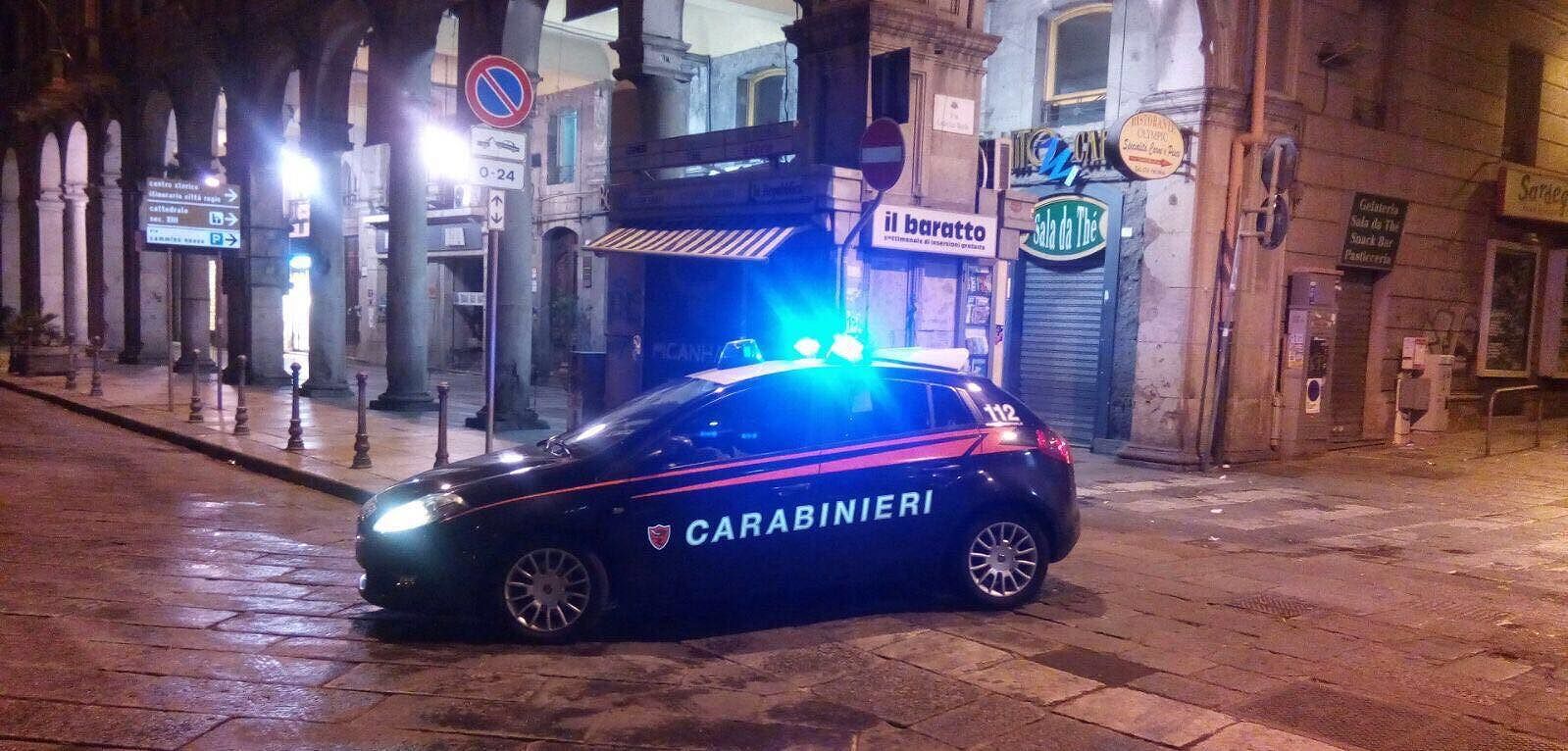 Cagliari, aggredisce e tenta di rubare un cellulare a un ambulante: in manette algerino