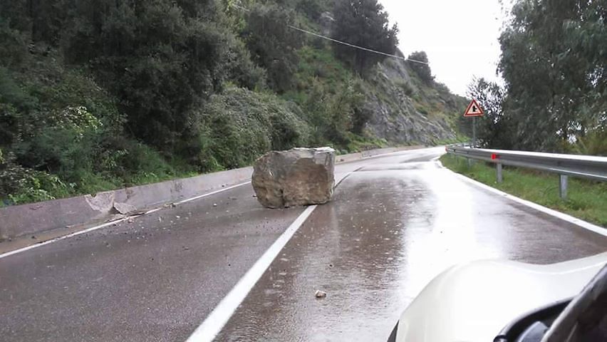 Un enorme masso frana sulla statale 198, attenzione per chi viaggia nella zona di Gairo