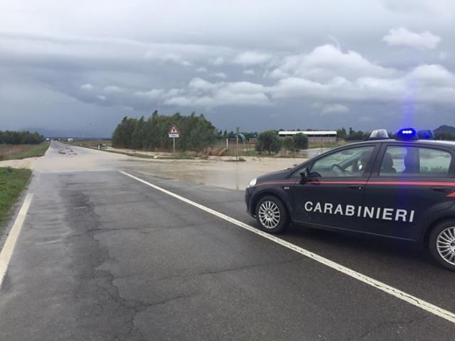 Esonda un canale tra Sanluri e San Gavino, bloccata la statale 197: sul posto i carabinieri
