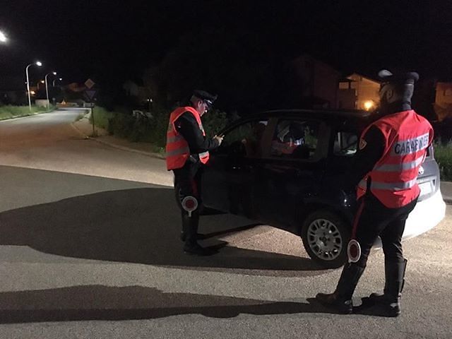 In auto con tre coltelli nascosti sotto il tappetino: nei guai due giovani denunciati nel Sulcis