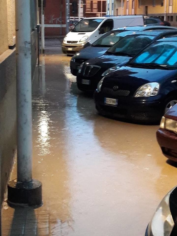 Cagliari, in via dei Falletti le auto finiscono letteralmente sott’acqua: il VIDEO dei residenti