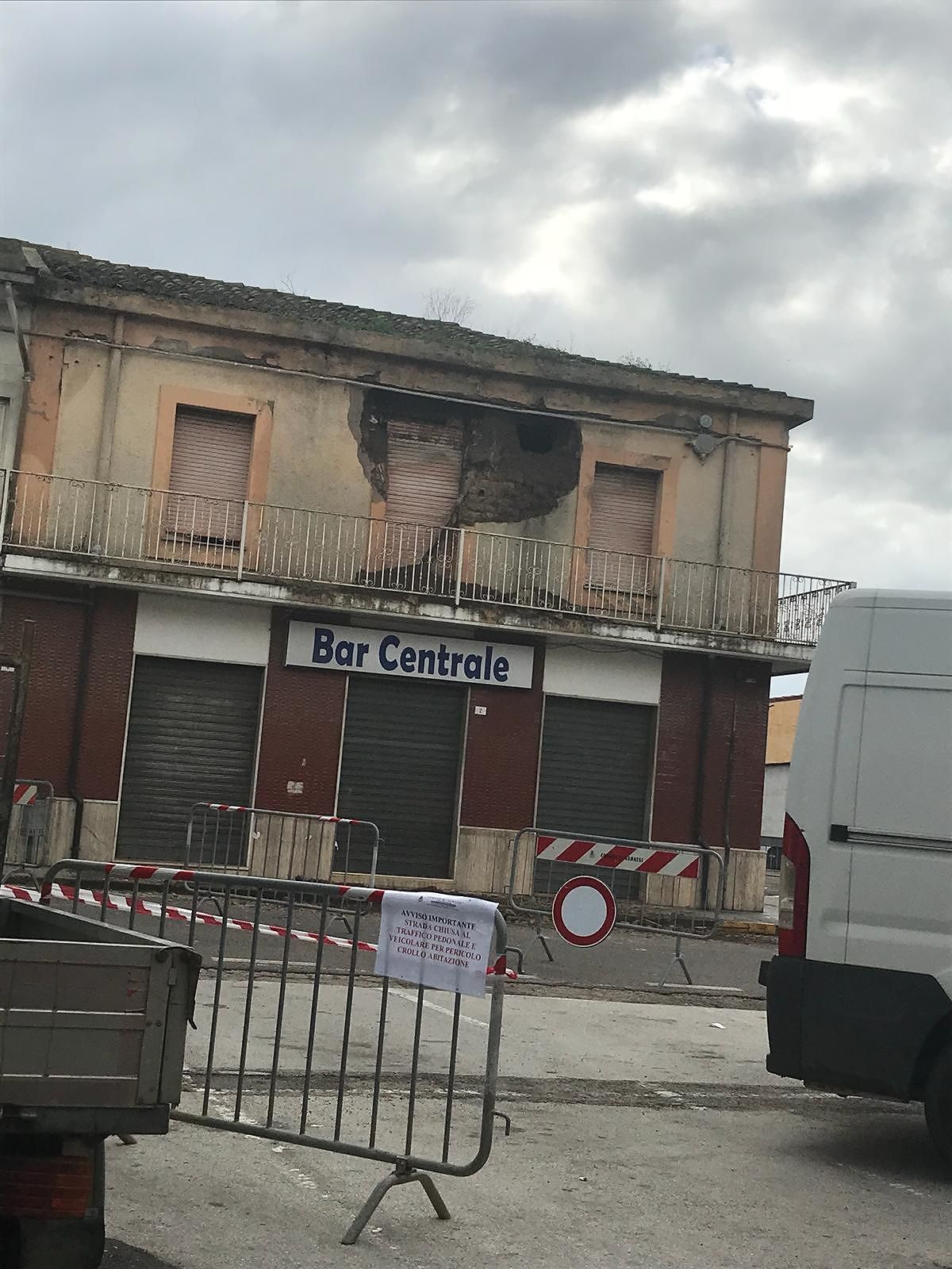 Crollo di calcinacci in una casa in centro a Samassi, interdetto il traffico