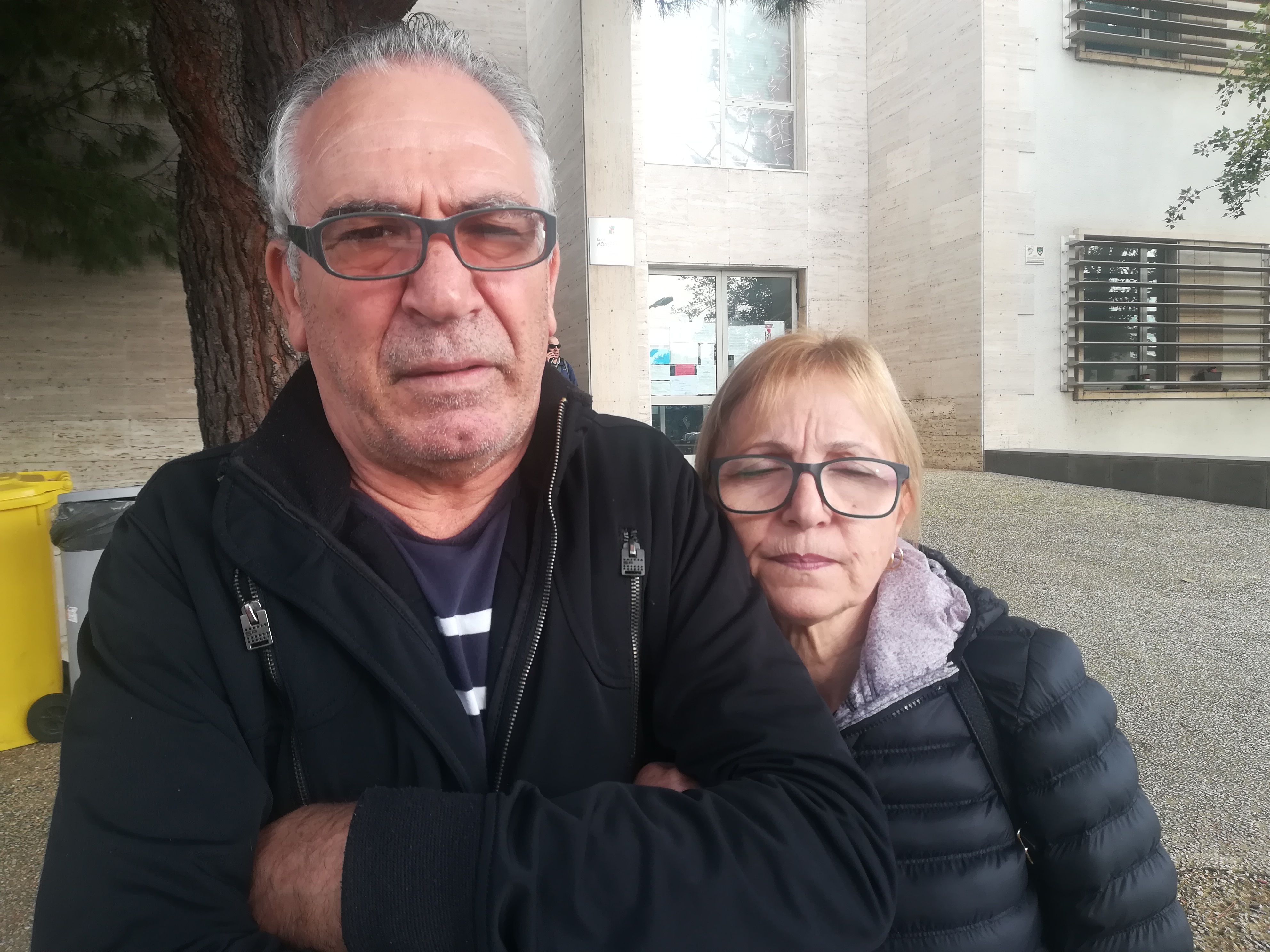 Monserrato, le lacrime di una coppia: “Viviamo in auto al gelo e siamo malati”