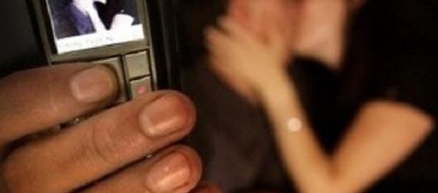 Video sfuggito dall’intimità e postato sui social diventa virale: denuncia alla Polizia Postale