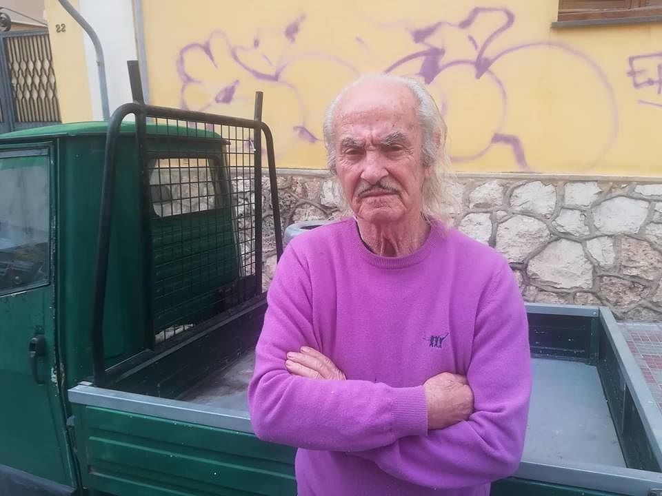 Franco Becini non canta più: “Dimenticato da tutta Cagliari, sopravvivo ‘ingrassando’ le serrande”